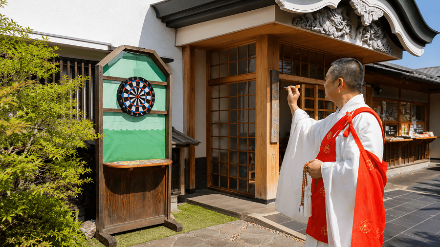 本光寺の縁切りダーツ